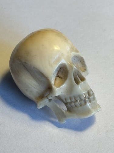 Antiker geschnitzter totenkopf - antiker,